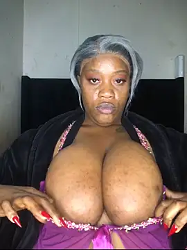 XXX chat uživo modela BigJugsCandyxx