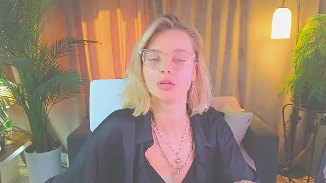 NoraMoreau's Live XXX Chat