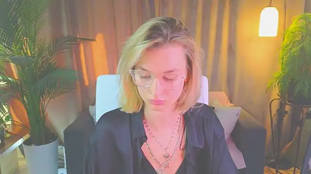 NoraMoreau's Live XXX Chat