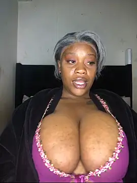 BigJugsCandyxx's Live XXX Chat