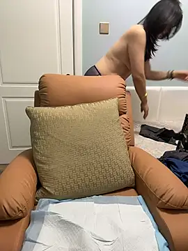 Weiwei103 - 戴乳铃