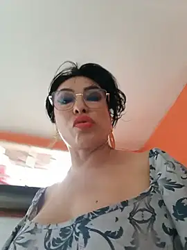 צ'אט XXX בשידור חי של katysquirtdirty