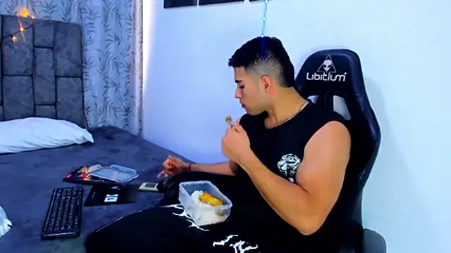 DarellTheseon Live XXX chat