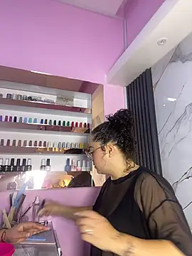 Nails_Lucia Adlı Modelin Canlı XXX Sohbeti