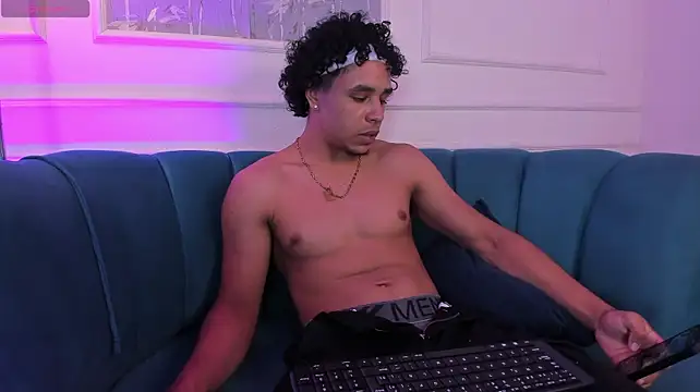 XXX chat uživo modela Adrian_voltt