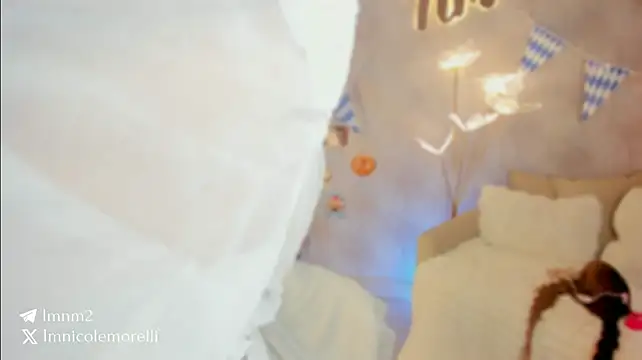 Nicolemorelli2 - OKTOBERBOOBFLASH