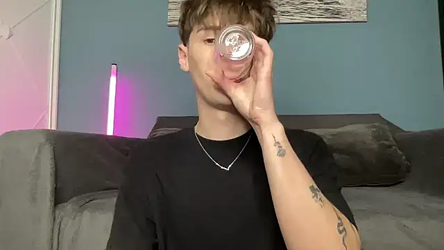 Živý XXX chat YourMilkyGuy