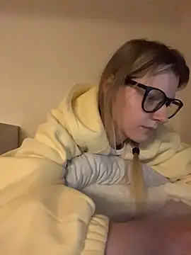 MaryHiggins - Playing with pussy