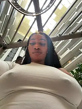 ___Nessa - Rub clit&squirt on body public