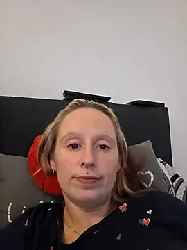 Bellaaa17 - Wiggle my ass 30 sec front of cam💦