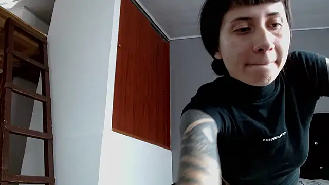 Emilia_1995's Live XXX Chat
