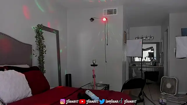 Yiauna Chat XXX in diretta