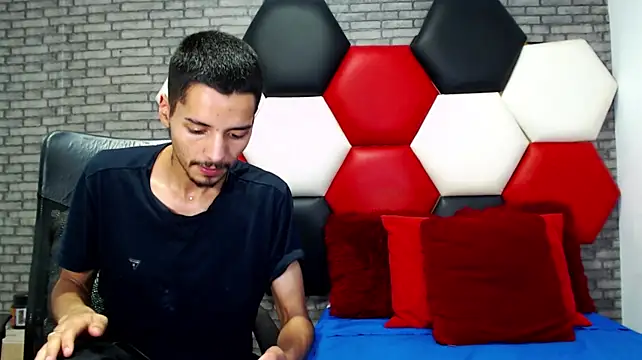 Thristan05 Adlı Modelin Canlı XXX Sohbeti