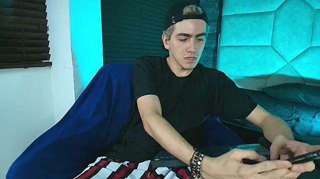 Tyler_Mcrey: онлайн-секс-чат