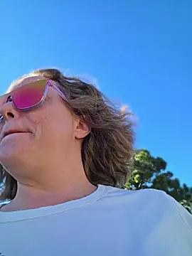 צ'אט XXX בשידור חי של julimonroe