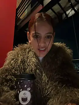Alana15 - SNEAKY FINGERIN IN PUBLIC