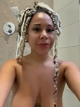 HaileyDiana - Boob flash on public terrass ⭐