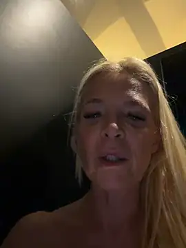 Reyna63 - Finguer in pussy Squirts bathroom