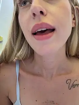 Kira_mia - open door🚽 while fingering pussy 💦