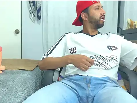 thomass1018 Adlı Modelin Canlı XXX Sohbeti