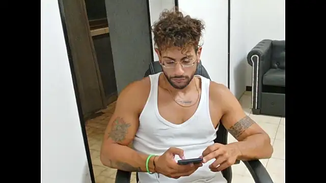 ItalianShadow Chat XXX live