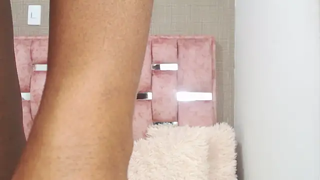 NahomyHawk - ahow me pussy