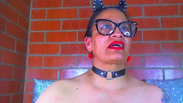 Taylor-hardcore - Every time it vibrates, my tits bounce.