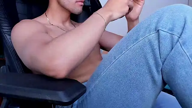 Tommy_Bred Live XXX-chat