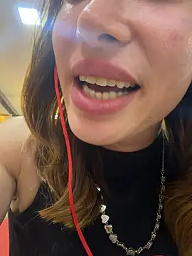Irresistible37's Live XXX Chat