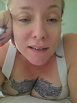 Julimonroe - Bottoms off lay back & play w/ pussy 🔥