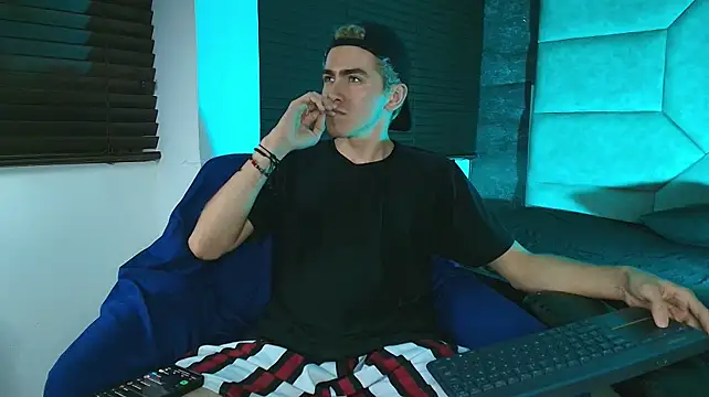 צ'אט XXX בשיד ור חי של Tyler_Mcrey