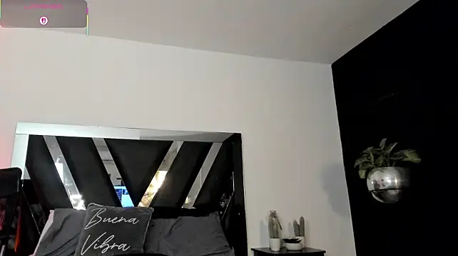 Онлайн чат XXX EmmyFox__