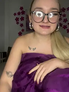 SexyyEmilyy - show feet and ass 🍑