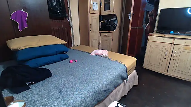Smoochy- - loud pussy farts in doggy