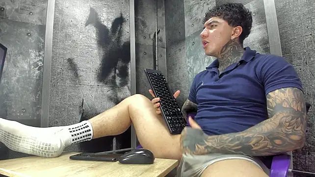 Chat +18 de Gury_tattoo ao vivo