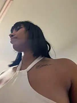 AlaiaStearling_ - I kiss my friend in public