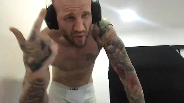 brianomally XXX чат на живо