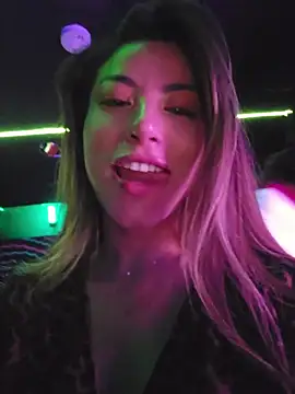 Karen_San_Miguel - Bra off in bar 🥵+ open 2 botton 😈