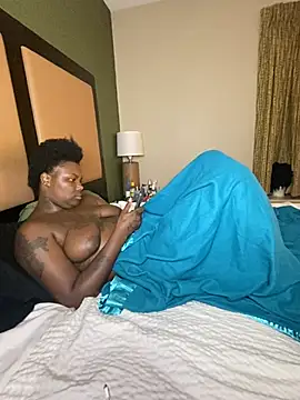 XXX chat uživo modela Tattedupdek