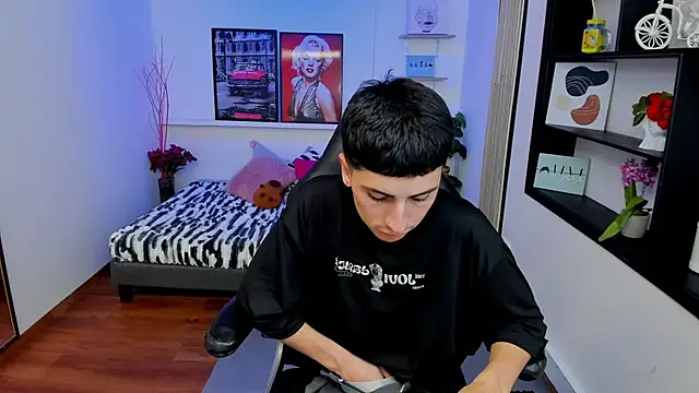 Benji23_ Live XXX Chat