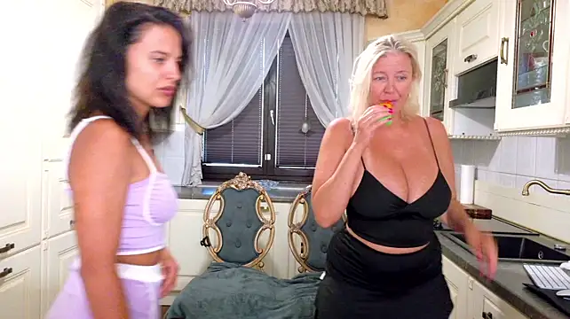 TUNDEROSE1 Adlı Modelin Canlı XXX Sohbeti