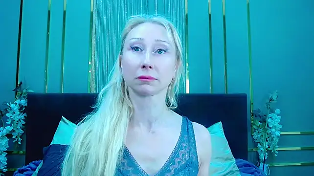 KissDreamm - topless dance