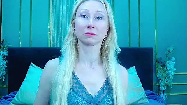 KissDreamm - topless dance