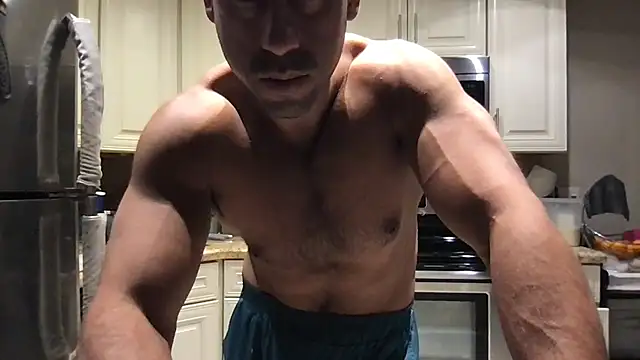 BigGuyMuscle élő XXX-chatje