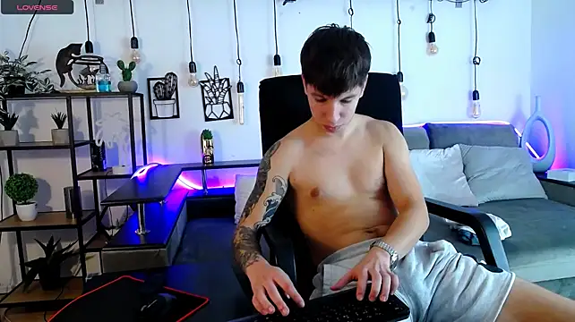 צ'אט XXX בשידור חי של ThomasEdisonn