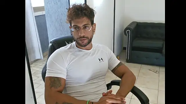 ItalianShadow Chat XXX live