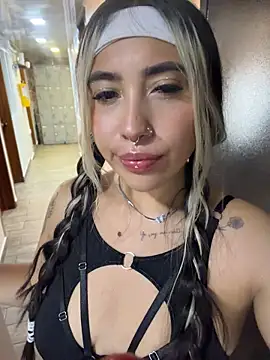 ManuelaVeeleez - Full naked in the kitchen