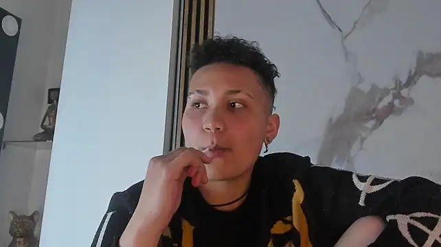 BullSmoke19 Adlı Modelin Canlı XXX Sohbeti
