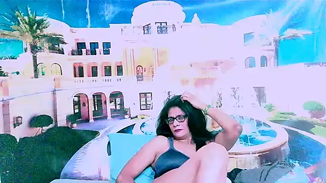IndianAllure Adlı Modelin Canlı XXX Sohbeti