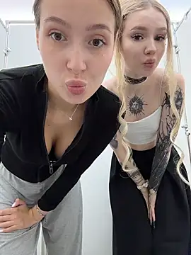 Coconut_milk - Kate shake ass+Zoe slap her in bus